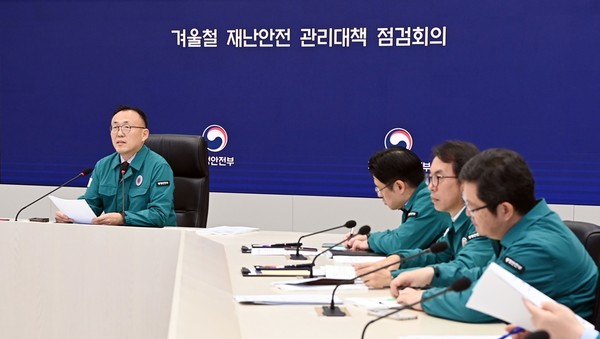 이한경 행정안전부 재난안전관리본부장이 지난 11월 15일 정부세종청사 중앙재난안전상황실에서 겨울철 재난안전 관리대책 점검회의를 주재하고 있다.(사진=행정안전부)