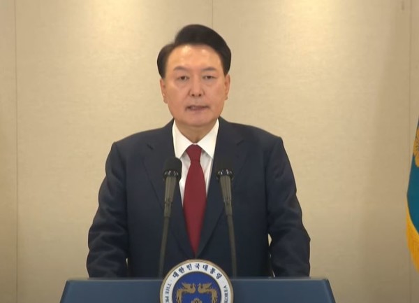 윤석열 대통령이 긴급 담화를 발표하고 있다[사진=티비화면 촬영 캡쳐]