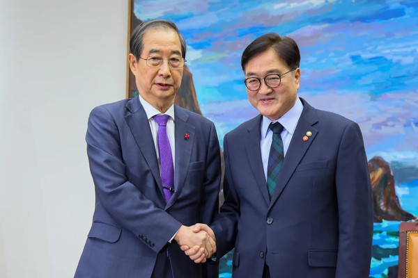 한덕수 대통령 권한대행 국무총리와 우원식 국회의장이 15일 국회에서 만나 악수하고 있다.(사진=국무조정실)