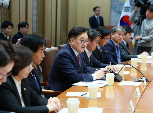 우원식 국회의장이 16일 국회에서 ‘위헌적 비상계엄 선포를 통한 내란 행위의 진상규명을 위한 특별검사’ 후보 추천위원 위촉식에서 위원들에게 위촉장을 전달한 뒤 발언하고 있다.(사진=국회)