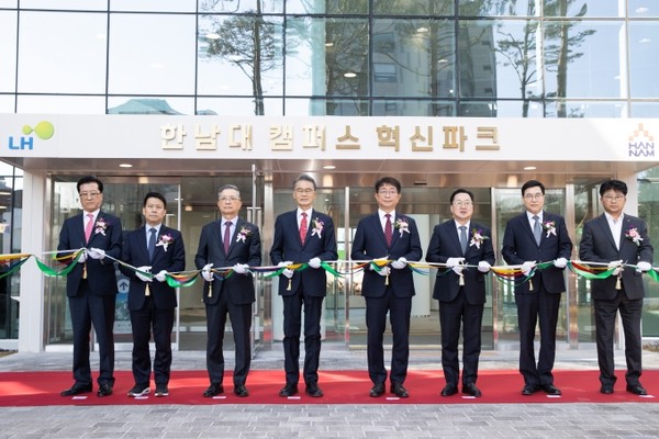 16일 대전 한남대 캠퍼스혁신파크에서 열린 캠퍼스 혁신파크 산학연혁신허브 준공식에서 참석자들이 테이프 커팅식을 하고 있다.(사진=국토교통부)