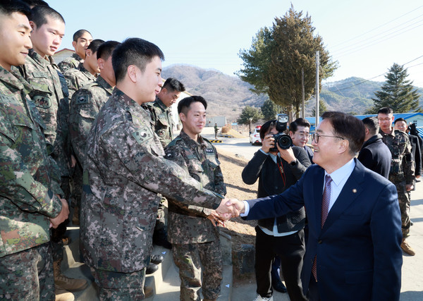 우원식 국회의장이 연말을 맞아 18일 육군 3사단 백골부대 전방 관측소 및 수색대대를 격려 방문했다.(사진=국회)