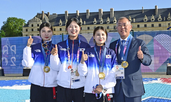 정의선 회장(오른쪽)이 지난 2024 파리올림픽에서 여자단체전 금메달을 따낸 양궁 국가대표팀과 함께 프랑스 파리 앵발리드에서 기념 촬영을 하고 있다.(사진=현대자동차그룹)