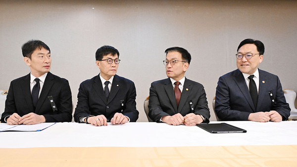 최상목 대통령 권한대행 부총리 겸 기획재정부 장관이 3일 오전 정부서울청사에서 거시경제·금융현안간담회를 하고 있다. 왼쪽부터 이복현 금감원장, 이창용 한국은행 총재, 최 권한대행, 김병환 금융위원장 (사진=기획재정부)