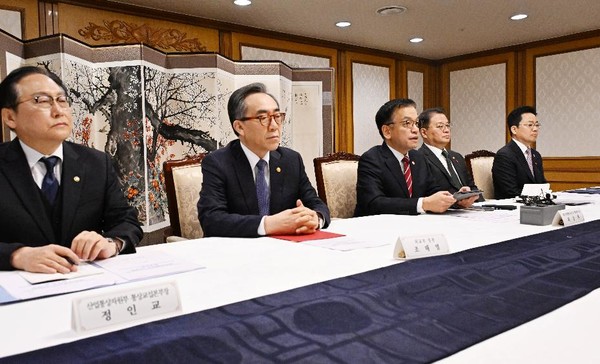 최상목 대통령 권한대행 부총리 겸 기획재정부 장관은 1.6(월) 오전 정부서울청사에서 우리 경제에 대해 안정적 관리를 위해 논의했다[사진=기획재정부]