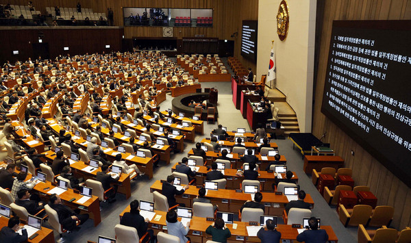 8일 오후 국회 본회의에서 우원식 국회의장이 내란·김건희여사특검법 등 8개 법안의 재의결 안건을 상정하고 있다. (사진=TV 화면 갈무리)