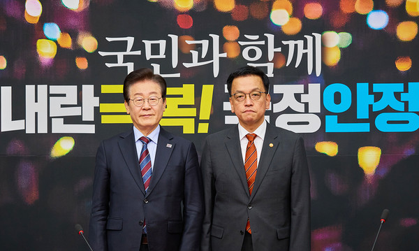 최상목 대통령 권한대행 부총리 겸 기획재정부 장관이 13일 국회를 찾아 이재명 더불어민주당 당대표를 접견하고 있다. (사진=국회사진취재단)