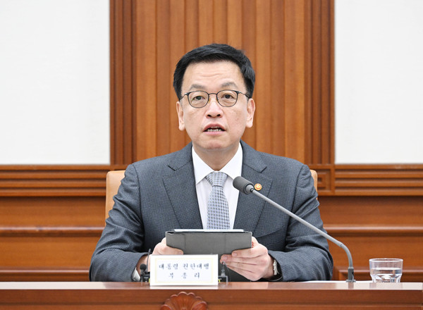 최상목 대통령 권한대행 부총리 겸 기획재정부 장관이 15일 정부서울청사에서 열린 국정현안·경제·산업경쟁력강화 관계장관회의에서 모두발언하고 있다.(사진=기획재정부)