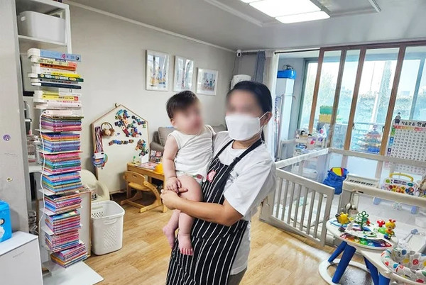 지난해 9월 서울의 한 아파트에서 필리핀 가사관리사가 아이를 돌보고 있다.(사진=서울시)