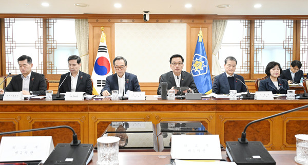 최상목 대통령 권한대행이 16일 정부서울청사에서 열린 ‘2025년 외교 안보 분야 주요현안 해법회의’를 주재하고 있다.(사진=기획재정부)