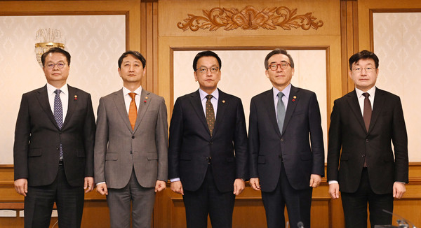 최상목 대통령 권한대행 부총리 겸 기획재정부 장관이 21일 정부서울청사에서 ‘대외경제현안간담회’ 회의시작에 앞서 기념촬영을 하고 있다.(사진=기획재정부)