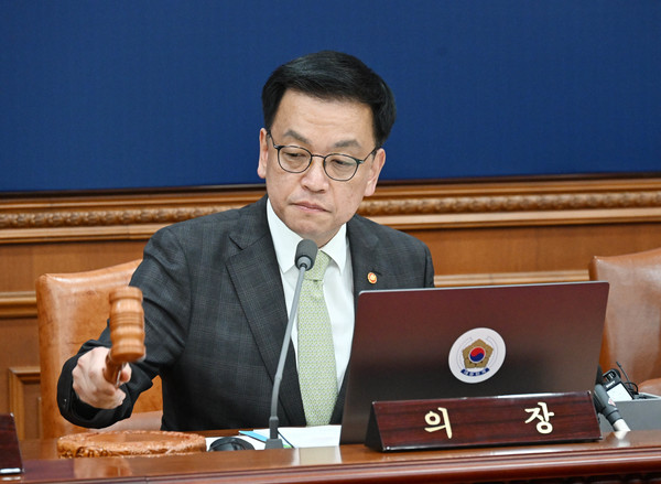 최상목 대통령 권한대행 부총리 겸 기획재정부 장관이 4일 정부서울청사에서 열린 ‘제5회 국무회의’를 주재, 개회 선언을 하며 의사봉을 두드리고 있다.(사진=기획재정부)