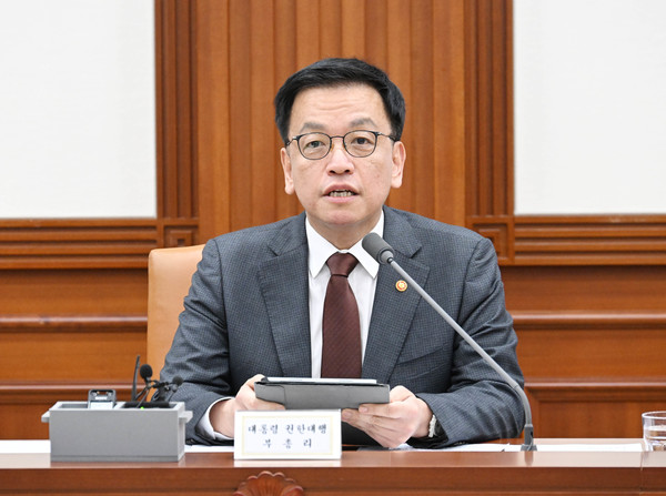 최상목 대통령 권한대행 부총리 겸 기획재정부 장관이 5일 정부서울청사에서 열린 ‘국정현안관계장관회의 겸 경제관계장관회의 겸 산업경쟁력강화 관계장관회의’를 주재하고 있다.(사진=기획재정부)