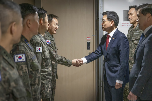 최상목 대통령 권한대행 부총리 겸 기획재정부 장관이 2월 7일 오전 합참 지휘통제실을 방문, 군 지휘부와 악수하며 인사를 나누고 있다.(사진=기획재정부)