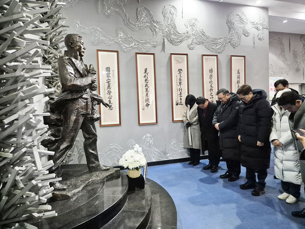 우원식 의장과 대표단이 안중근 의사 기념관에 방문하여 안중근 의사 동상에 헌화한 후 묵념하고 있다.(사진=국회)