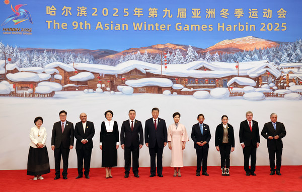 하얼빈 동계아시안게임 계기 시진핑 주석 주최 오찬에 앞서 기념촬영을 하고 있다. 왼쪽부터 우원식 국회의장 내외, 파키스탄 자르다리 대통령, 키르기스스탄 자파로프 대통령 내외, 중국 시진핑 국가주석 내외, 하싸날 볼키아 브루나이 국왕, 패통탄 태국 총리, 토마스 바흐 국제올림픽위원회(IOC) 위원장, 훠전팅 아시아올림픽평의회 수석부회장 (사진=국회)