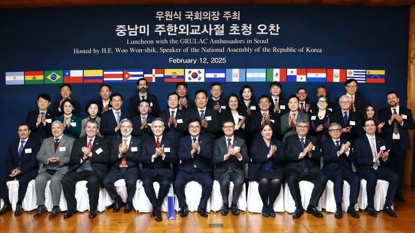 우원식 국회의장 주최로 12일 국회 사랑재에서 열린 중남미 주한외교사절 초청 오찬 간담회 참석자들이 기념촬영을 하고 있다.(사진=국회)
