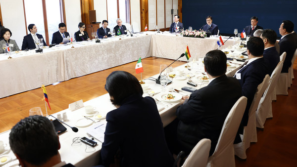 우원식 국회의장이 12일 국회 사랑재에서 중남미 주한외교사절 18명을 초청해 오찬 간담회를 진행하고 있다.(사진=국회)