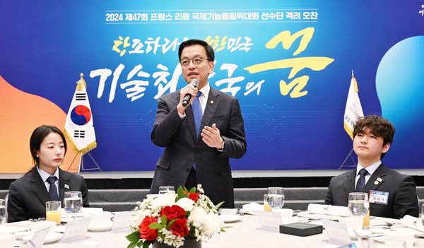 최상목 대통령 권한대행 부총리 겸 기획재정부 장관이 13일 서울 롯데호텔월드에서 열린 ‘국제기능올림픽 선수단 격려 오찬’에 참석해 격려사를 하고 있다.(사진=기획재정부)