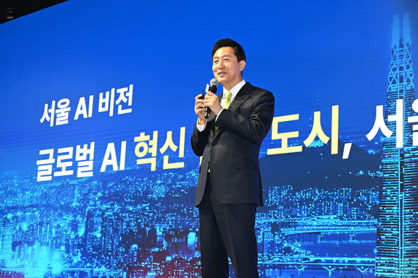 오세훈 서울시장이 지난 11일 코엑스에서 개최된 ‘AI SEOUL 2025’에서 '글로벌 AI 혁신도시, 서울'이라는 주제로 비전 발표를 하고 있다.(사진=서울시)
