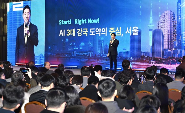 오세훈 서울시장이 지난 11일 코엑스에서 개최된 ‘AI SEOUL 2025’에서 '글로벌 AI 혁신도시, 서울'이라는 주제로 비전 발표를 하고 있다.(사진=서울시)