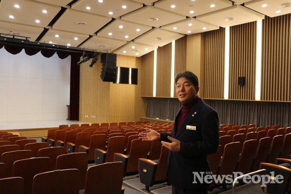 (사진=장준용 동래구청장은 동래홀은 동래구의 가치인 역사와 문화의 도시를 구현하고, 다양한 문화공연을 통해 구민과 소통하는 장소가 될 것이라고 말했다.)