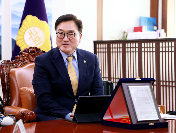 우원식 국회의장이 17일 국회에서 언론협업단체들로부터 계엄 조기 해제 감사패를 전달받았다.(사진=국회)