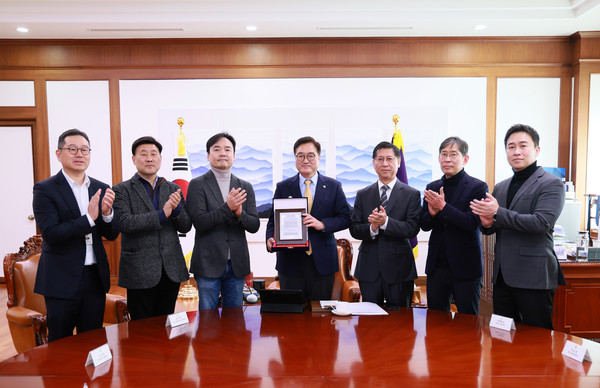 우원식 국회의장이 17일 국회에서 언론협업단체들로부터 계엄 조기 해제 감사패를 전달받았다.(사진=국회)