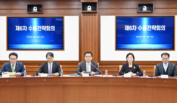 최상목 대통령 권한대행 부총리 겸 기획재정부 장관이 18일 정부서울청사에서 열린 ‘제6차 수출전략회의’를 주재하고 있다.(사진=기획재정부)