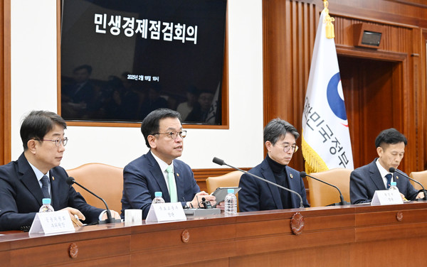 최상목 대통령 권한대행 부총리 겸 기획재정부 장관이 19일 정부서울청사에서 열린 ‘민생경제점검회의’를 주재 하고 있다.(사진=기획재정부)