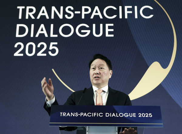 최태원 SK그룹 회장 겸 최종현학술원 이사장이 21일 미국 워싱턴DC 샐러맨더 호텔에서 열린 ‘TPD2025’에서 개회사를 하고 있다.(사진=SK그룹)