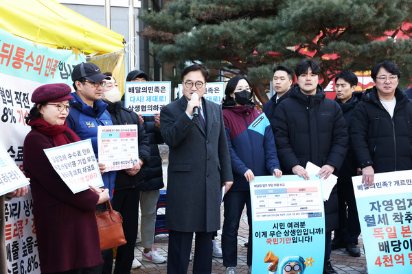 우원식 국회의장이 24일 서울 송파구 우아한형제들 본사 앞에 설치된 배달의민족 수수료 문제 관련 자영업자 단체 농성장을 방문해 비공개 간담회에 앞서 발언하고 있다.(사진=국회)