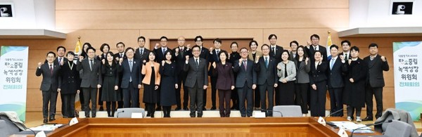 탄소중립녹색성장위원회 위원장 최상목 대통령 권한대행 부총리 겸 기획재정부 장관이 24일 서울 종로구 정부서울청사에서 열린 2050 탄소중립녹색성장위원회 제2기 출범식에서 제2기 위원들과 기념촬영을 하고 있다.(사진=기획재정부)