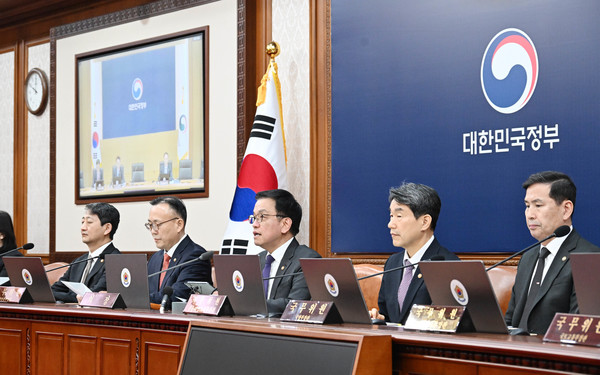 최상목 대통령 권한대행 부총리 겸 기획재정부 장관이 25일 서울 종로구 정부서울청사에서 열린 ‘제8회 국무회의’를 주재하고 있다.(사진=기획재정부)