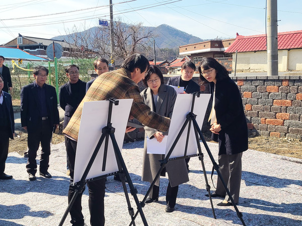 농림축산식품부 박수진 기획조정실장(가운데)이 공주시 유구읍 ‘취약지역 생활여건 개조사업’ 현장에서 사업 설명을 청취하고 있다.(사진=농림축산식품부)