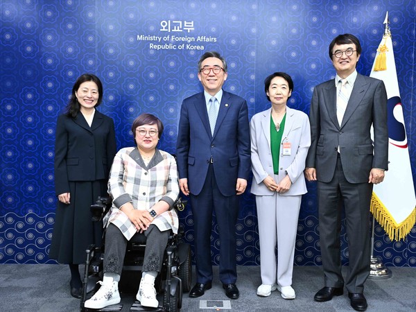 서창록・김미연 위원, 유엔 인권협약기구 위원장 선출. 사진은 조태열 외교부 장관이 지난해 외교부에서 유엔 인권협약기구 서창록, 김미연 위원을 면담하고 함께 기념촬영을 하고 있는 모습 (사진=외교부)