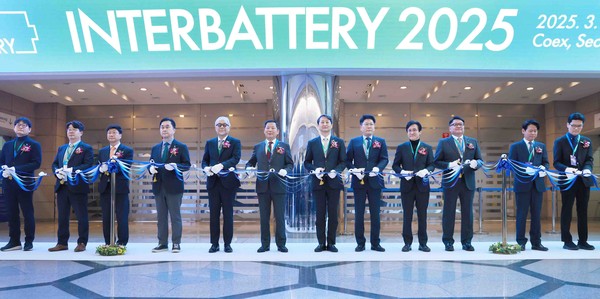 5일 서울 삼성동 코엑스에서 열린 ‘인터배터리 2025 개막식’에서 안덕근 산업통상자원부 장관이 참석자들과 테이프커팅을 하고 있다.(사진=산업통상자원부)