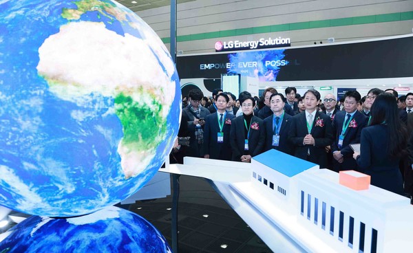 안덕근 산업통상자원부 장관이 5일 서울 삼성동 코엑스에서 열린 ‘인터배터리 2025 개막식’에 참석해 전시장 부스를 둘러보고 있다.(사진=산업통상자원부)