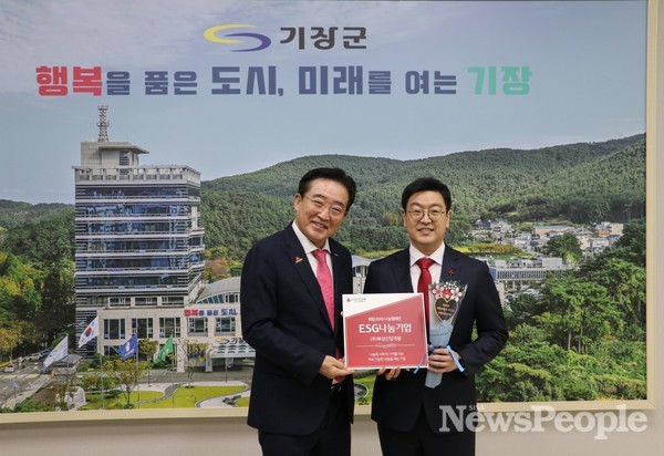 (사진=(좌)부산사회복지공동모금회 이수태 회장 (우) ㈜복성산업개발 김승하 대표이사)