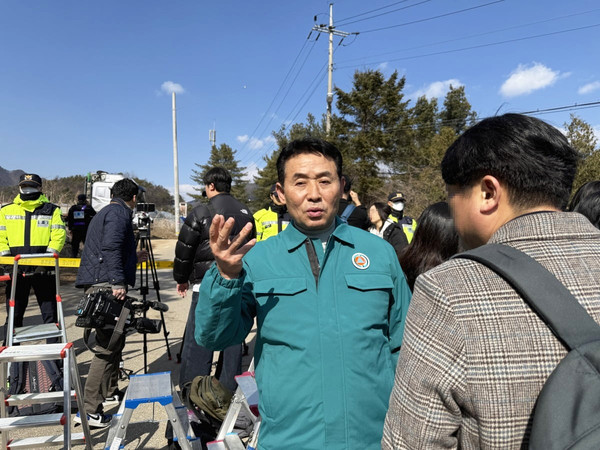 백영현 포천시장이 6일 한미연합훈련 중 군 폭탄 비정상 투하 사고 현장을 방문해 긴급 입장문을 발표하고 재난상황대책본부를 즉각 가동해 사고 수습를 지시하고 있다.(사진=포천시)