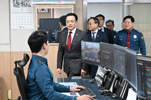 최상목 대통령 권한대행 부총리 겸 기획재정부 장관이 6일 서울 서대문구 경찰청을 방문해 치안상황실에서 112신고 현황, 경찰 치안상황관리 체계 등에 대해 보고 받고 있다.(사진=기획재정부)