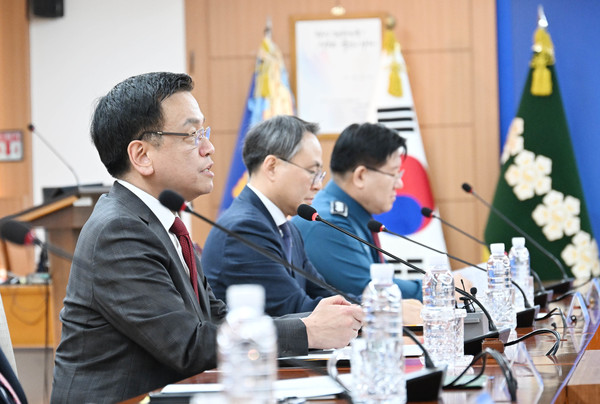 최상목 대통령 권한대행 부총리 겸 기획재정부 장관이 6일 서울 서대문구 경찰청에서 열린 ‘민생범죄점검회의’를 주재하고 있다.(사진=기획재정부)