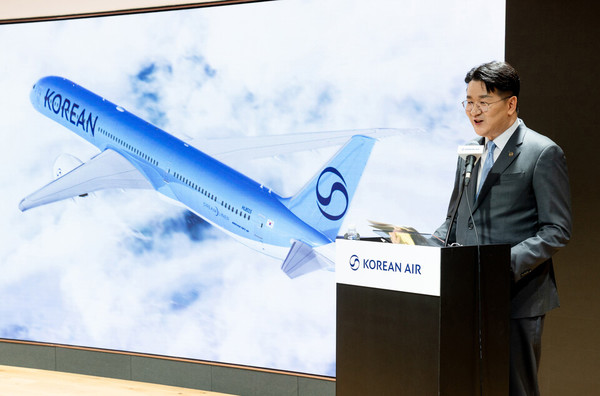 조원태 한진그룹 회장은 11일 서울 강서구 대한항공 본사에서 신규 CI 발표 행사를 앞두고 열린 기자간담회에서 발표를 하고 있다.(사진=대한항공)
