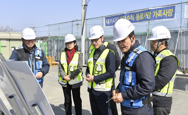 김윤상 기획재정부 차관이 11일 강릉 소재 강릉-제진 일반철도 건설현장을 방문해 제2공구를 둘러보며 관계자의 설명을 듣고 있다.(사진=기획재정부)