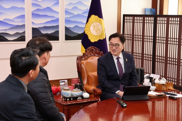 우원식 국회의장이 13일 국회 집무실에서 12.29 여객기 참사 유족 대표단과 면담하고 있다.(사진=국회의장실)
