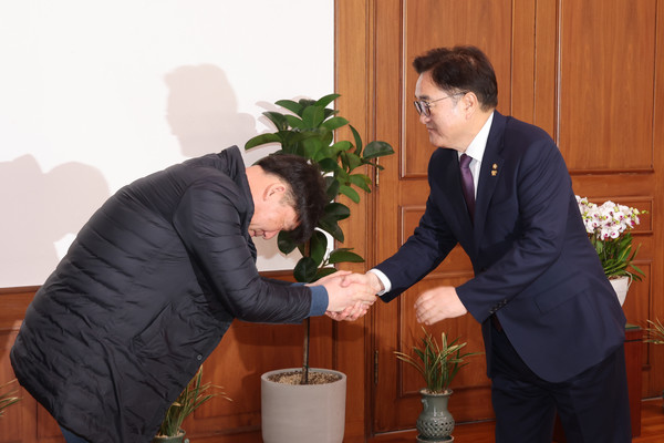 우원식 국회의장은 13일 의장집무실에서 12.29 여객기 참사 유족대표단을 만났다.(사진=국회의장실)