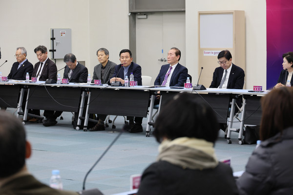 (사진=지난 3월 5일 부산글로벌허브도시 범시민추진협의회 회의에서 한국노총 부산지역본부 이해수 의장이 특별법 통과를 위한 의견을 제시하고 있다 .)