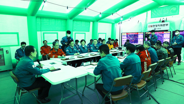 한덕수 대통령 권한대행 국무총리가 24일 경북 의성군 안평면사무소에 설치된 산림청 산불현장지휘본부를 찾아 산불 대응 현황에 대한 보고를 받은 뒤 발언하고 있다.(사진=국무조정실)