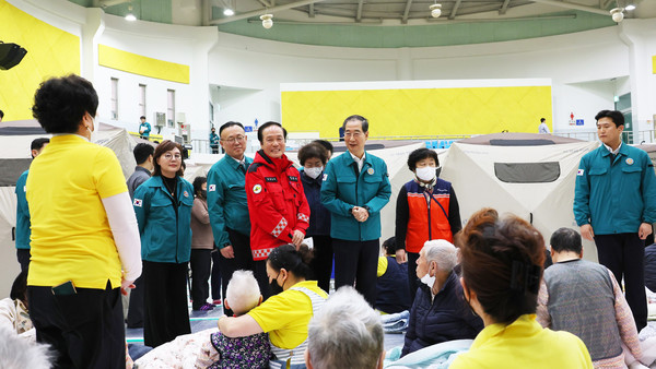 한 대통령 권한대행은 이어 대피 주민들이 일시 거주하고 있는 의성체육관을 방문하여 이재민들을 위로했다.(사진=국무조정실)