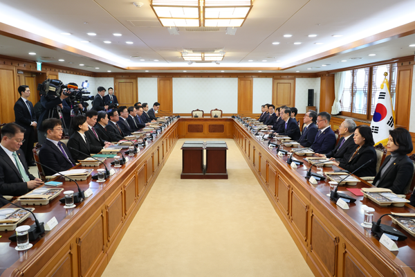 한덕수 대통령 권한대행 국무총리가 24일 세종대로 정부서울청사에서 열린 국무위원 간담회를 주재하고 있다.(사진=국무조정실)